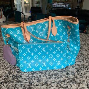EXTRA-LARGE FASHION Tote in a Gorgeous Ocean BLUE & Comes with POUCH!